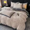 Nuevo juego de ropa de cama de cuatro piezas de terciopelo de leche, con relieve tridimensional y acabado totalmente mate, que incluye una funda de edredón de forro polar coral engrosada, sábana y sábana bajera para el invierno 2026