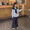 Conjunto de Dos Piezas para Niña Estilo Universitario: Blusa a Rayas con Chal y Pantalones de Mezclilla de Pierna Ancha. Atuendo Casual de Moda Primavera/Otoño 2026