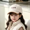 Gorra de Invierno para Niños Estilo Otoño e Invierno Cálida Engrosada Lana de Cordero Gorra de Béisbol Casual Diseño de Letras Cortavientos Gorra de Pico para Niños y Niñas