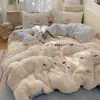 Conjunto de cama de quatro peças com bordado de veludo de leite de cordeiro espesso para outono e inverno, capa de edredom e lençol de cama de flanela de coral de desenho animado para dormitório individual