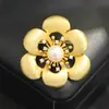 Nuevo Broche de Peonía con Pétalos Dorados Cepillados de Alta Gama con Elegante Temperamento y Alfiler Floral de Perla de Agua Dulce