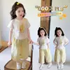 Conjunto de Dos Piezas con Estampado de Dibujos Animados para Niñas Verano 2026 Nuevo Mangas Cortas Pantalones de Pierna Ancha Conjunto Elegante para Niños de Preescolar y Primaria