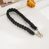 Nuevo llavero con cadena de cuero estilo Chanel con perlas para teléfono, portátil, resistente a caídas, de aluminio, para mujer