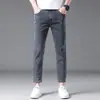 Jeans cropped de corte regular, elásticos y de pierna recta para hombre, adecuados para todas las estaciones