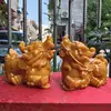 Atacado imitação de pedra Shoushan Pixiu um par de ornamentos para sala de estar de casa resina cor topázio Pixiu decoração artesanato