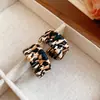 Pendientes Retro Europeos y Americanos de Otoño e Invierno con Estampado Geométrico de Leopardo en Piel Lujo Accesible Pendientes de Gama Alta Pendientes de Moda Elegantes y con Estilo para Mujer