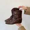 Botas curtas Martin para empilhar, femininas, de calçar, novo estilo retrô, plissadas, pretas, moda 2026, botas emagrecedoras, botas com aumento de altura oculto