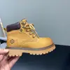 Botas amarillas clásicas retro de moda versátiles para niños de color liso, nuevas botas de invierno Martin otoño 2026 al por mayor