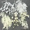 Decoração de Casamento com Flores Brancas, Peônias, Phalaenopsis, Rosas, Arranjos Florais de Teto e Arranjos Florais Pretos para o Salão de Casamento