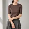 Camiseta de outono de cor sólida, gola redonda, manga curta, corte justo, elegante e que afina a silhueta, uma peça versátil para usar por baixo para mulheres, com um toque de alta qualidade