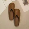 Chinelos fechados femininos 2026 primavera-verão nova moda outdoor couro macio sola macia slip-on sapatos para dedos grandes sandálias estilo francês