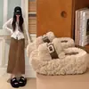 Chinelos peludos de sola ultra-grossa com fivela para mulheres, adequados para uso externo, chinelos confortáveis de calçar rápido para o outono e inverno de 2026, chinelos que aumentam a altura para pessoas baixinhas