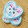 Funda de teléfono con estampado de cuadros de colores y botón de corazón Accesorios de decoración para zapatos Crocs Botón de resina de cuatro agujeros para ropa DIY