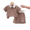 Ropa de verano para bebé, novedad de verano 2025, polo con etiqueta de oso guapo para niño, conjunto de dos piezas de manga corta