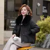 Chaqueta Corta de Algodón con Relleno y Cuello Grande de Piel 2026 Nuevo Estilo de Invierno para Mujeres Petites Moderna Versátil Cálida Abrigo de Algodón Engrosado
