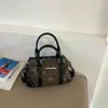 Bolso de mano pequeño cuadrado para mujer transfronterizo, nueva colección otoño/invierno 2026, bolso de bowling retro de gamuza, bolso de hombro simple