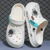 Zuecos para Hombre 2026 Estilo Nuevo Antideslizantes de Suela Gruesa Casual para Exteriores Estilo Coreano Playa de Suela Suave Zapatillas Cerradas para Hombre de Enfermera