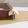 Nuevos Accesorios Broche de Hoja de Ginkgo Perlada Moda Diseño Versátil Sentido del Diseño Pines de Nicho Accesorios Multifuncionales Disponibles