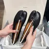 Versão em couro 2026 novos sapatos plissados de bico dividido para mulheres, sapatilhas de couro genuíno, sapatos rasos tabi de pele de porco