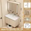 Tocador de baño color crema para espacios pequeños, con un gabinete estrecho, un lavabo de cerámica integrado y una combinación de gabinete para lavabo