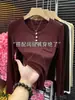 Camiseta de manga longa cinza com gola U e botões, com design pensado para mulheres, novo estilo outono/inverno, modeladora, estilosa, top para usar no trabalho, moderno
