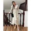 Vestido Floral de Passarela Outono 2026 Estilo Transfronteiriço com Decote V para Mulheres, Vestido Francês de Comprimento Médio com Ajuste na Cintura