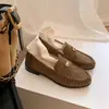 Versão em couro bovino ~ Mocassins de camurça enrugada vintage para mulheres, novo modelo 2026, com pequenas moedas douradas, salto grosso, calçados de encaixe simples, sapatos pequenos de couro