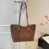 Bolsa de mano tipo tote popular de estilo coreano para mujer de este año, nueva llegada Otoño 2026, bolso tejido de color liso de un solo hombro, para ir al trabajo, bolso de axila