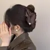 Pinza Triangular de Terciopelo y Perlas Estilo Hepburn Coreana Socialité Elegante de Alta Gama Estilo Chanel Pinza para la Mitad del Cabello Pinza Superior