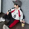 2365 Conjunto Esportivo Masculino Primavera e Outono 2026 Novo Estilo Coreano Moletom com Meio Zíper e Calça Jogger Conjunto de Duas Peças