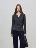 Outono de 2026 Novo Estilo Coreano Minimalista Gola V Botões Slim Fit Cor Sólida Versátil Elegante Top Feminino 25712
