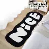 Alfombra de flocado para mesita de noche transfronteriza, tapete para el pie al lado de la cama del dormitorio, alfombra irregular de tufting blanco y negro con letras inglesas para la sala de estar