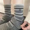 Calcetines de Rayas Que Nunca te Cansas de Usar ~ Calcetines de Lana con Empalme de Terciopelo de Visón Retro Europeo para Mujer Estilo Ins Versátiles de Media Pantorrilla