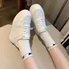 Zapatillas Blancas de Mujer con Plataforma Gruesa de 7 cm para Mujeres Bajitas, Bestseller Otoño 2026, Zapatos Deportivos Versátiles, Casuales y Duraderos
