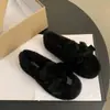 Sapatos felpudos brancos de pelúcia para mulheres, calçados de inverno para uso externo, novo modelo 2026, mocassins slip-on com laço, sapatos de algodão felpudo