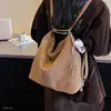 Novo estilo feminino fashion outono requintado 2026 camurça pingente veludo mochila, bolsa de mão, transversal coreana, estilo cartoon