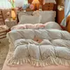 Juego de cuatro piezas de encaje estilo Hepburn francés clase A, con colcha y juego de sábanas de terciopelo de leche engrosado y acolchado, así como un juego de tres piezas de forro polar de coral