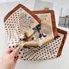Lenço de Seda Doce Color Block de Bolinhas Japonês e Coreano Novo de Verão Pequeno Quadrado Decorativo Multifuncional Lenço de Pescoço Versátil para Mulheres