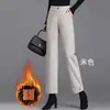 Calças de inverno femininas, forradas com fleece, perna larga, comprimento médio, adequadas para mulheres de meia-idade, calças compridas de outono e inverno, versáteis para sobreposição, calças cropped