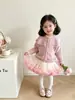 Conjunto de Duas Peças Cardigan de Tricô com Laço para Meninas 2026 Outono Novo Doce Suéter Infantil Roupa de Saia Tutu