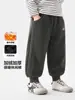 Calça casual de inverno forrada com fleece para meninos da Europa Ocidental, para crianças maiores, novo estilo 2026 de roupas infantis, calça de moletom de inverno para crianças e bebês