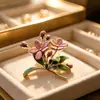 Novo broche floral esmaltado estilo chinês com flores rosa suaves e acabamento de gota de óleo, acessório para cheongsam, suéter, cardigã e broche de presente