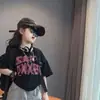 Conjunto de dos piezas para niñas y niños, top moderno y elegante de manga corta y shorts vaqueros rotos, colección de verano 2025 para niños mayores