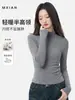 Camiseta de Manga Larga con Cuello Medio para Mujer de Principios de Primavera 2026 Nuevo Estilo para Figuras Pequeñas, Top Versátil de Manga Larga Ajustado como Capa Base