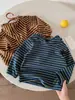 Ropa interior básica de felpa con capucha, casual, holgada, versátil, a rayas, para niños, Invierno 2026, Nuevas llegadas, Tops para niños pequeños y niños