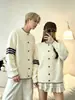 Ropa de pareja navideña súper bonita, bloques de color, rayas, cárdigan de punto rojo, otoño e invierno, marca de moda, estilo perezoso, suéter de punto trenzado