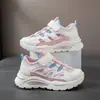 Sapatos Infantis Primavera e Verão 2026 Novo Estilo Tênis Casuais Respiráveis de Malha Vazada com Solado Macio para Meninos Sapatos Pai para Meninas