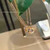 Collar de Amor Doble Anillo con Diseño de Cielo Estrellado Dorado en V, Artesanía de Precisión CNC, Chapado en Oro Rosa de 18 Quilates Estilo Cartier, Cadena para Clavícula que No se Desvanece