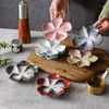 Plato de Salsa Cerámico Estilo Japonés con Forma de Flor, Plato de Condimento Esmaltado en Horno Vintage, Plato para Sushi, Plato Creativo para Salsa para Dipear, Plato de Condimento, Venta al por Mayor desde el Fabricante