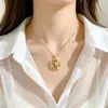 Colar com Pingente Redondo de Pica-pau em Aço Titânio, Luxuoso e Elegante, Totalmente Adornado com Diamantes, Corrente Versátil para Clavícula para Mulheres, Corrente de Aço Titânio